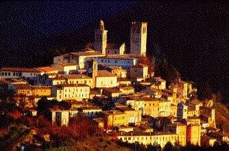 Nocera Umbra, prima del sisma, illuminata dal Sole al tramonto